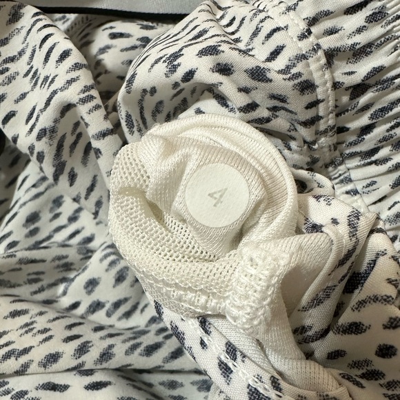 Lululemon Tearaway Pant in Dottie Dash Black/White Size 4 VGUC - Picture 12 of 16